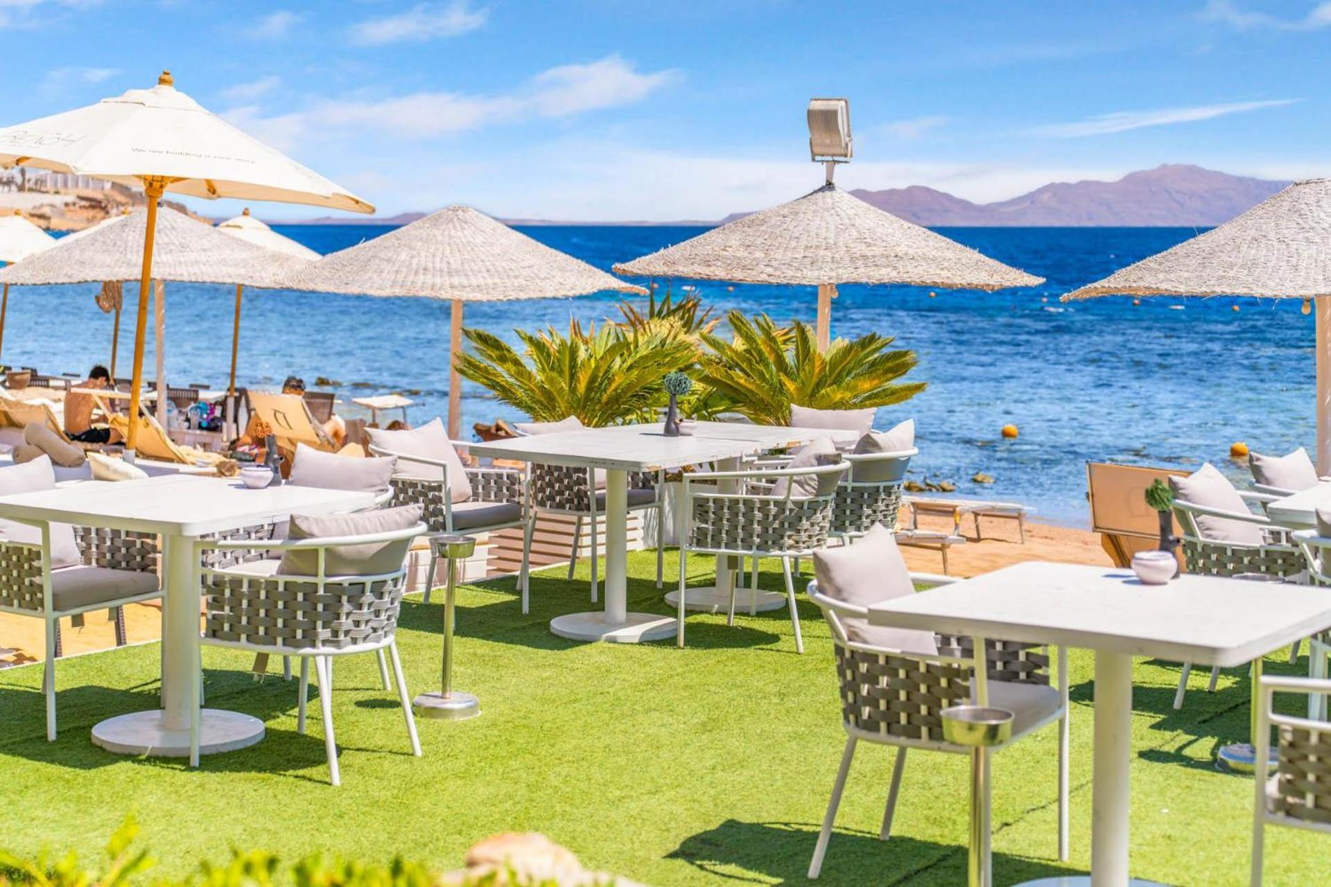 Domina Coral Bay Resort, Diving , Spa & Casino شرم الشيخ المظهر الخارجي الصورة Artificial grass at a beach bar