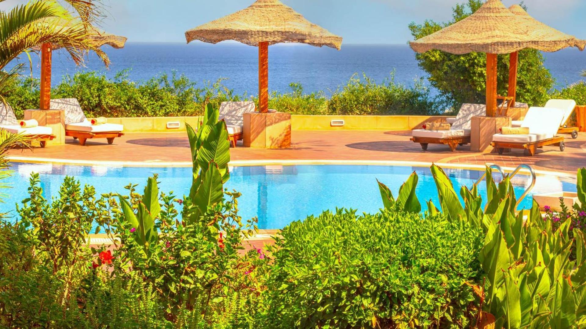 Domina Coral Bay Resort, Diving , Spa & Casino شرم الشيخ المظهر الخارجي الصورة A pool at a resort