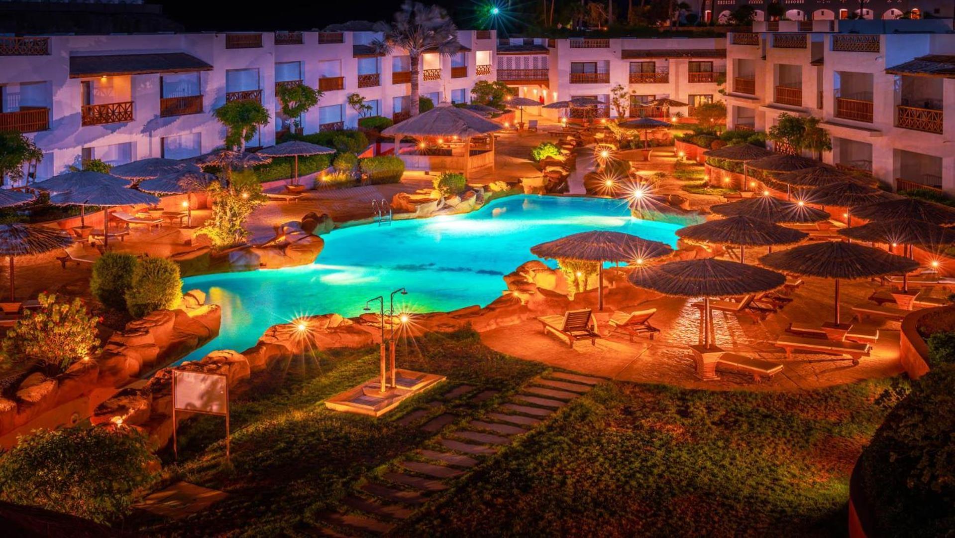 Domina Coral Bay Resort, Diving , Spa & Casino شرم الشيخ المظهر الخارجي الصورة The resort at night